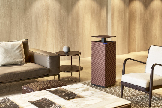 코웨이가 아키텍쳐 디자인을 적용한 '노블 공기청정기'를 출시했다. <코웨이 제공>